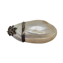 Afbeelding in Gallery-weergave laden, Boîte à chapelet - pendentif en nacre naturelle et métal argenté, début XXᵉ siècle Le Charme des Violettes - Brocante en ligne