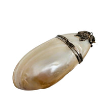 Afbeelding in Gallery-weergave laden, Boîte à chapelet - pendentif en nacre naturelle et métal argenté, début XXᵉ siècle Le Charme des Violettes - Brocante en ligne