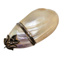 Afbeelding in Gallery-weergave laden, Boîte à chapelet - pendentif en nacre naturelle et métal argenté, début XXᵉ siècle Le Charme des Violettes - Brocante en ligne