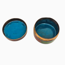 Charger l'image dans la galerie, Petite boîte en émail cloisonné au décor de grues et paysage, milieu XXè Le Charme des Violettes - Brocante en ligne