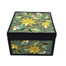 Charger l'image dans la galerie, Boîte artisanale à décor floral en quilling, milieu XXᵉ siècle