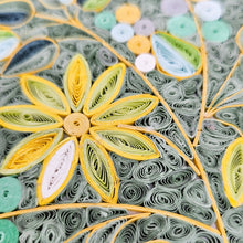 Charger l'image dans la galerie, Boîte artisanale à décor floral en quilling, milieu XXᵉ siècle