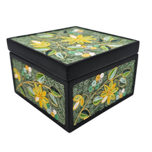 Charger l'image dans la galerie, Boîte artisanale à décor floral en quilling, milieu XXᵉ siècle