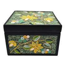 Charger l'image dans la galerie, Boîte artisanale à décor floral en quilling, milieu XXᵉ siècle
