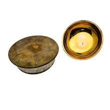 Load image into Gallery viewer, Boîte couverte de nacre et laiton doré – Inde, seconde moitié du XXe siècle Le Charme des Violettes - Brocante en ligne