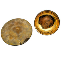 Load image into Gallery viewer, Boîte couverte de nacre et laiton doré – Inde, seconde moitié du XXe siècle Le Charme des Violettes - Brocante en ligne