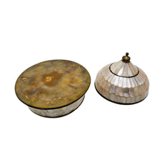 Load image into Gallery viewer, Boîte couverte de nacre et laiton doré – Inde, seconde moitié du XXe siècle Le Charme des Violettes - Brocante en ligne