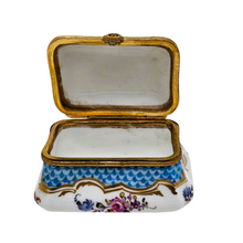 Charger l'image dans la galerie, Boîte précieuse en porcelaine peinte, fin XVIIIᵉ - début XIXᵉ siècle Le Charme des Violettes - Brocante en ligne