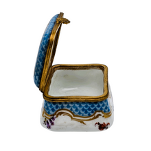 Charger l'image dans la galerie, Boîte précieuse en porcelaine peinte, fin XVIIIᵉ - début XIXᵉ siècle Le Charme des Violettes - Brocante en ligne