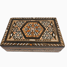 Afbeelding in Gallery-weergave laden, Boîte ancienne en marqueterie de bois du Moyen-Orient, XXè