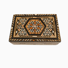 Afbeelding in Gallery-weergave laden, Boîte ancienne en marqueterie de bois du Moyen-Orient, XXè