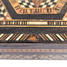 Afbeelding in Gallery-weergave laden, Boîte ancienne en marqueterie de bois du Moyen-Orient, XXè