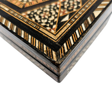 Afbeelding in Gallery-weergave laden, Boîte ancienne en marqueterie de bois du Moyen-Orient, XXè