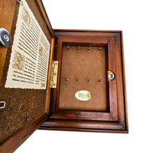 Charger l'image dans la galerie, Boîte à clefs vintage en bois, marque Buco, reproduction du Bouquet de printemps de Renoir