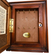 Charger l'image dans la galerie, Boîte à clefs vintage en bois, marque Buco, reproduction du Bouquet de printemps de Renoir