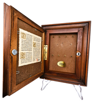 Charger l'image dans la galerie, Boîte à clefs vintage en bois, marque Buco, reproduction du Bouquet de printemps de Renoir