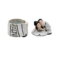 Charger l'image dans la galerie, Bonbonnière Art déco Pierrot & Colombine en porcelaine, décor noir & blanc, années 1925-1935 Le Charme des Violettes - Brocante en ligne