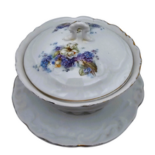 Charger l'image dans la galerie, Bonbonnière en porcelaine aux violettes et hellébores, XXè