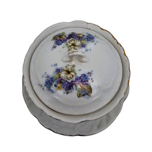 Charger l'image dans la galerie, Bonbonnière en porcelaine aux violettes et hellébores, XXè