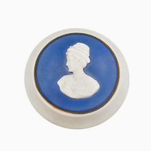 Load image into Gallery viewer, Bonbonnière vintage en biscuit – esprit Wedgwood – camée bleu et blanc, années 1960 Le Charme des Violettes - Brocante en ligne