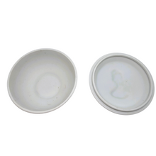 Load image into Gallery viewer, Bonbonnière vintage en biscuit – esprit Wedgwood – camée bleu et blanc, années 1960 Le Charme des Violettes - Brocante en ligne