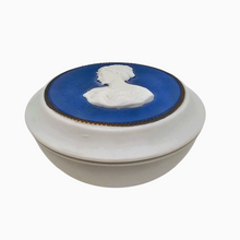 Load image into Gallery viewer, Bonbonnière vintage en biscuit – esprit Wedgwood – camée bleu et blanc, années 1960 Le Charme des Violettes - Brocante en ligne