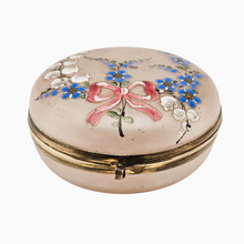 Load image into Gallery viewer, Bonbonnière ancienne en verre émaillé – Décor floral romantique – Début XXe siècle Le Charme des Violettes - Brocante en ligne