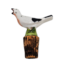 Charger l'image dans la galerie, Bouchon en porcelaine et liège – Oiseau, fin XIXè - début XXè Le Charme des Violettes - Brocante en ligne