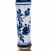 Afbeelding in Gallery-weergave laden, Paar vintage kandelaars in verzilverd messing en wit en blauw Aziatisch keramiek, jaren 70