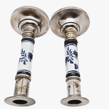 Afbeelding in Gallery-weergave laden, Paar vintage kandelaars in verzilverd messing en wit en blauw Aziatisch keramiek, jaren 70