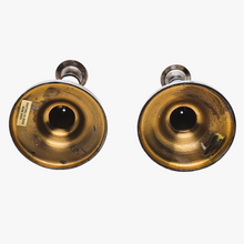 Afbeelding in Gallery-weergave laden, Paar vintage kandelaars in verzilverd messing en wit en blauw Aziatisch keramiek, jaren 70