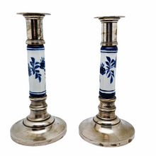 Afbeelding in Gallery-weergave laden, Paar vintage kandelaars in verzilverd messing en wit en blauw Aziatisch keramiek, jaren 70
