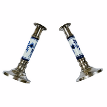 Afbeelding in Gallery-weergave laden, Paar vintage kandelaars in verzilverd messing en wit en blauw Aziatisch keramiek, jaren 70