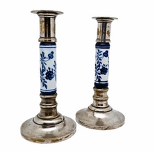 Afbeelding in Gallery-weergave laden, Paar vintage kandelaars in verzilverd messing en wit en blauw Aziatisch keramiek, jaren 70