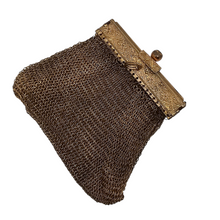 Load image into Gallery viewer, Bourse Belle Epoque en maille dorée, années 1890-1910