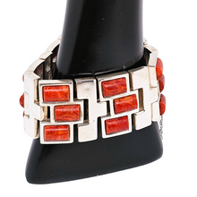 Afbeelding in Gallery-weergave laden, Vintage design manchetarmband in zilver bezet met rode jaspis