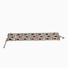 Afbeelding in Gallery-weergave laden, Vintage design manchetarmband in zilver bezet met rode jaspis