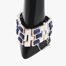 Afbeelding in Gallery-weergave laden, Vintage design manchetarmband in zilver bezet met lapis lazuli