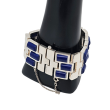 Afbeelding in Gallery-weergave laden, Vintage design manchetarmband in zilver bezet met lapis lazuli
