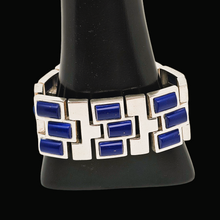 Afbeelding in Gallery-weergave laden, Vintage design manchetarmband in zilver bezet met lapis lazuli