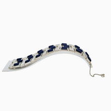 Afbeelding in Gallery-weergave laden, Vintage design manchetarmband in zilver bezet met lapis lazuli