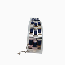 Afbeelding in Gallery-weergave laden, Vintage design manchetarmband in zilver bezet met lapis lazuli