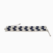 Afbeelding in Gallery-weergave laden, Vintage design manchetarmband in zilver bezet met lapis lazuli