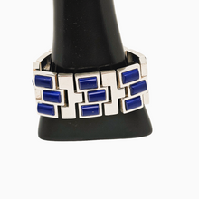 Afbeelding in Gallery-weergave laden, Vintage design manchetarmband in zilver bezet met lapis lazuli