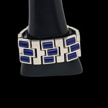 Afbeelding in Gallery-weergave laden, Vintage design manchetarmband in zilver bezet met lapis lazuli