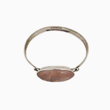 Afbeelding in Gallery-weergave laden, Turku Finland 1965. Modernistische armband in sterling zilver en rozenkwarts zilver 813H