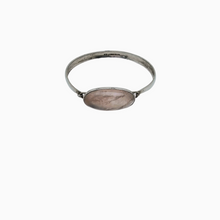 Afbeelding in Gallery-weergave laden, Turku Finland 1965. Modernistische armband in sterling zilver en rozenkwarts zilver 813H