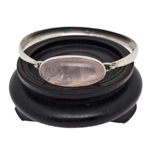 Afbeelding in Gallery-weergave laden, Turku Finland 1965. Modernistische armband in sterling zilver en rozenkwarts zilver 813H