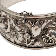 Charger l'image dans la galerie, Bracelet rigide à décor de roses, de marguerites et de lys en métal argenté, années 1940 Le Charme des Violettes - Brocante en ligne