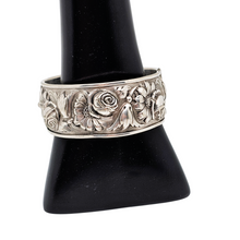 Charger l'image dans la galerie, Bracelet rigide à décor de roses, de marguerites et de lys en métal argenté, années 1940 Le Charme des Violettes - Brocante en ligne